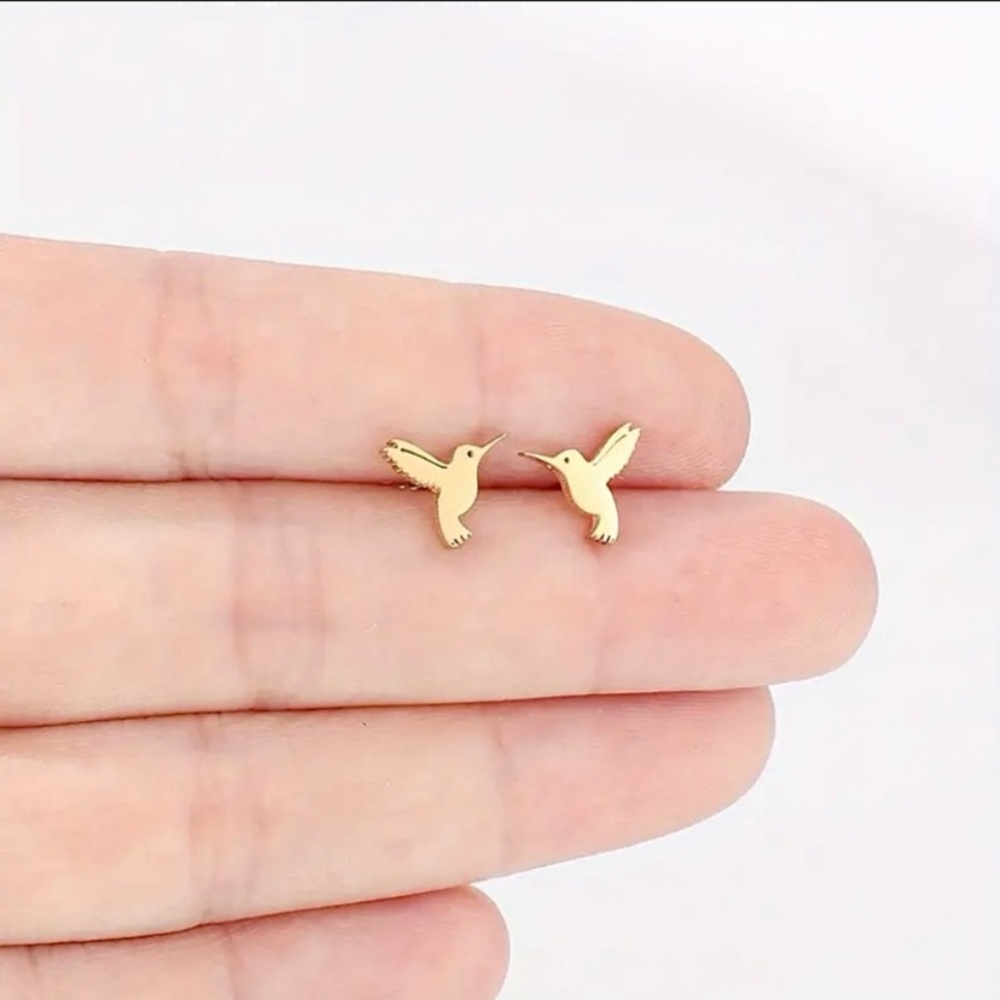 NEW Dainty Hummingbird stud Earrings in Gold color - Boutique - Picture 5 of 5